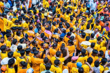 MUMBAI, MAHARASHTRA, INDIA 3 Eylül 2018: İnsan kulesi inşa eden ve Tanrı Krishna 'nın Mumbai caddesinde doğumunu kutlamak için Dahi Handi Festivali' nin tadını çıkaran genç kalabalık.