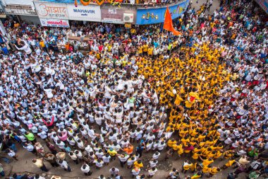 MUMBAI, MAHARASHTRA, INDIA 3 Eylül 2018: İnsan kulesi inşa eden ve Tanrı Krishna 'nın Mumbai caddesinde doğumunu kutlamak için Dahi Handi festivalinin tadını çıkaran bir grup genç insan.