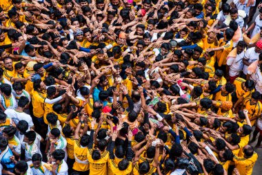 MUMBAI, MAHARASHTRA, INDIA 3 Eylül 2018: İnsan kulesi inşa eden ve Tanrı Krishna 'nın Mumbai caddesinde doğumunu kutlamak için Dahi Handi festivalinin tadını çıkaran bir grup genç insan.