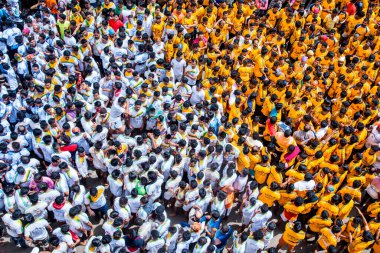 MUMBAI, MAHARASHTRA, INDIA 3 Eylül 2018: İnsan kulesi inşa eden ve Tanrı Krishna 'nın Mumbai caddesinde doğumunu kutlamak için Dahi Handi festivalinin tadını çıkaran bir grup genç insan.