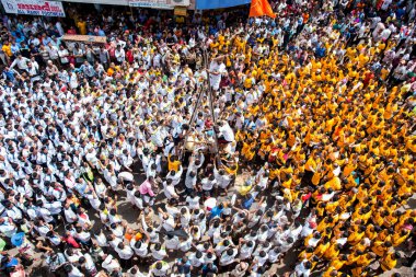 MUMBAI, MAHARASHTRA, INDIA 3 Eylül 2018: İnsan kulesi inşa eden ve Tanrı Krishna 'nın Mumbai caddesinde doğumunu kutlamak için Dahi Handi festivalinin tadını çıkaran bir grup genç insan.