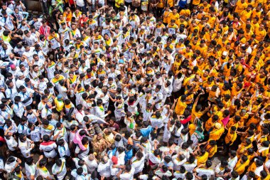 MUMBAI, MAHARASHTRA, INDIA 3 Eylül 2018: İnsan kulesi inşa eden ve Tanrı Krishna 'nın Mumbai caddesinde doğumunu kutlamak için Dahi Handi festivalinin tadını çıkaran bir grup genç insan.