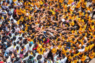 MUMBAI, MAHARASHTRA, INDIA 3 Eylül 2018: İnsan kulesi inşa eden ve Tanrı Krishna 'nın Mumbai caddesinde doğumunu kutlamak için Dahi Handi festivalinin tadını çıkaran bir grup genç insan.