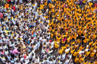 MUMBAI, MAHARASHTRA, INDIA 3 Eylül 2018: İnsan kulesi inşa eden ve Tanrı Krishna 'nın Mumbai caddesinde doğumunu kutlamak için Dahi Handi festivalinin tadını çıkaran bir grup genç insan.