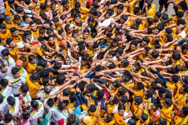 MUMBAI, MAHARASHTRA, INDIA 3 Eylül 2018: İnsan kulesi inşa eden ve Tanrı Krishna 'nın Mumbai caddesinde doğumunu kutlamak için Dahi Handi festivalinin tadını çıkaran bir grup genç insan.
