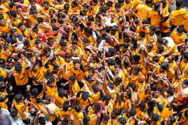 MUMBAI, MAHARASHTRA, INDIA 3 Eylül 2018: İnsan kulesi inşa eden ve Tanrı Krishna 'nın Mumbai caddesinde doğumunu kutlamak için Dahi Handi festivalinin tadını çıkaran bir grup genç insan.