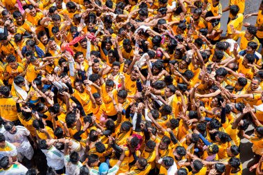 MUMBAI, MAHARASHTRA, INDIA 3 Eylül 2018: İnsan kulesi inşa eden ve Tanrı Krishna 'nın Mumbai caddesinde doğumunu kutlamak için Dahi Handi festivalinin tadını çıkaran bir grup genç insan.