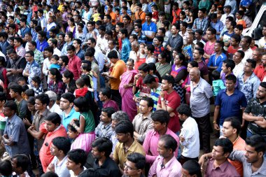 MUMBAI, MAHARASHTRA, INDIA 3 Eylül 2018: İnsan kulesi inşa eden ve Tanrı Krishna 'nın Mumbai caddesinde doğumunu kutlamak için Dahi Handi festivalinin tadını çıkaran bir grup genç insan.