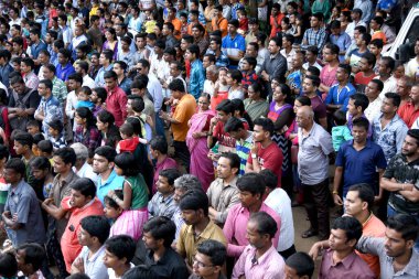 MUMBAI, MAHARASHTRA, INDIA 3 Eylül 2018: İnsan kulesi inşa eden ve Tanrı Krishna 'nın Mumbai caddesinde doğumunu kutlamak için Dahi Handi festivalinin tadını çıkaran bir grup genç insan.