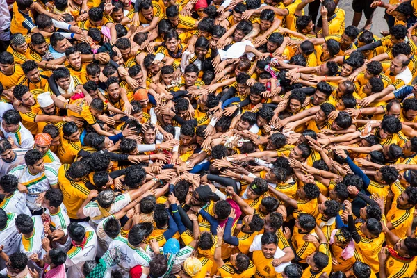 MUMBAI, MAHARASHTRA, INDIA 3 Eylül 2018: İnsan kulesi inşa eden ve Tanrı Krishna 'nın Mumbai caddesinde doğumunu kutlamak için Dahi Handi festivalinin tadını çıkaran bir grup genç insan.