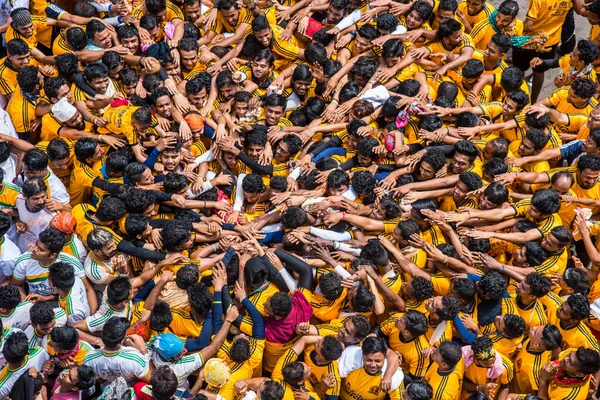 MUMBAI, MAHARASHTRA, INDIA 3 Eylül 2018: İnsan kulesi inşa eden ve Tanrı Krishna 'nın Mumbai caddesinde doğumunu kutlamak için Dahi Handi festivalinin tadını çıkaran bir grup genç insan.