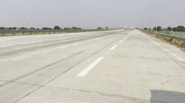 MUMBAI, INDIA, 28 Aralık 2024: Hindu Hrudaysamrat Balasaheb Thackeray Maharashtra Samruddhi Mahamarg Nagpur-Mumbai otoyolu üzerinde seyahat 