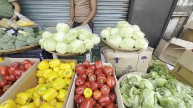 MUMBAI, INDIA, 28 Aralık 2024: Sabahleyin Mumbai 'nin işlek caddesi.