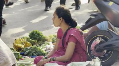 MUMBAI, INDIA, 28 Aralık 2024: Sabahleyin Mumbai 'nin işlek caddesi.