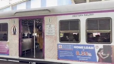 MUMBAI, INDIA, 5 Şubat 2020: Hint Demiryolları yerel treni içindeki yolcular, Hindistan Demiryolları yılda yaklaşık 7.500 milyon yolcu taşır.