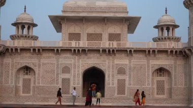 AGRA, INDIA, 26 Ağustos 2022: Hindistan 'ın Agra kentindeki en ünlü tarihi eser olan Itmad-ud-Daulah, Baby Taj veya Jewel Box' a turist ziyareti
