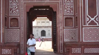 AGRA, INDIA, 26 Ağustos 2022: Hindistan 'ın Agra kentindeki en ünlü tarihi eser olan Itmad-ud-Daulah, Baby Taj veya Jewel Box' a turist ziyareti