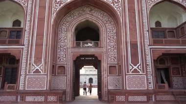 AGRA, INDIA, 26 Ağustos 2022: Hindistan 'ın Agra kentindeki en ünlü tarihi eser olan Itmad-ud-Daulah, Baby Taj veya Jewel Box' a turist ziyareti