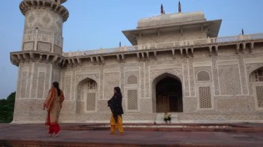 AGRA, INDIA, 26 Ağustos 2022: Hindistan 'ın Agra kentindeki en ünlü tarihi eser olan Itmad-ud-Daulah, Baby Taj veya Jewel Box' a turist ziyareti