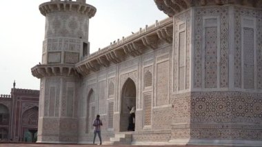 AGRA, INDIA, 26 Ağustos 2022: Hindistan 'ın Agra kentindeki en ünlü tarihi eser olan Itmad-ud-Daulah, Baby Taj veya Jewel Box' a turist ziyareti