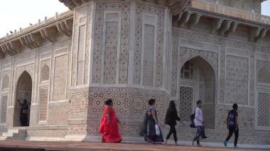 AGRA, INDIA, 26 Ağustos 2022: Hindistan 'ın Agra kentindeki en ünlü tarihi eser olan Itmad-ud-Daulah, Baby Taj veya Jewel Box' a turist ziyareti