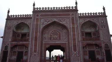 AGRA, INDIA, 26 Ağustos 2022: Hindistan 'ın Agra kentindeki en ünlü tarihi eser olan Itmad-ud-Daulah, Baby Taj veya Jewel Box' a turist ziyareti