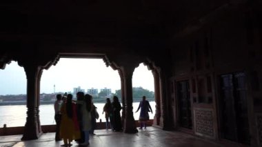 AGRA, INDIA, 26 Ağustos 2022: Hindistan 'ın Agra kentindeki en ünlü tarihi eser olan Itmad-ud-Daulah, Baby Taj veya Jewel Box' a turist ziyareti