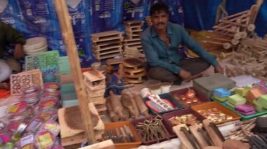 NAGPUR, MAHARASHTRA, INDIA 25 HAZİRAN 2023: Geleneksel malları kırsal köy fuarında kırsal halka satan tedarikçi