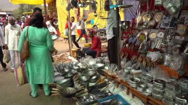 NAGPUR, MAHARASHTRA, INDIA 25 HAZİRAN 2023: Geleneksel malları kırsal köy fuarında kırsal halka satan tedarikçi