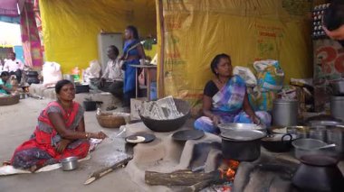 NAGPUR, MAHARASHTRA, INDIA, 25 Ocak 2023: Kadınlar, eski mutfağın kırsal kesimlerinde odun kullanarak taze yemek pişiriyor ve pişiriyor.