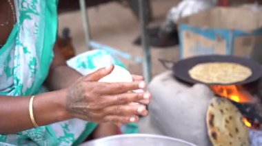 NAGPUR, MAHARASHTRA, INDIA, 25 Ocak 2023: Kadınlar, eski mutfağın kırsal kesimlerinde odun kullanarak taze yemek pişiriyor ve pişiriyor.