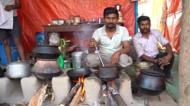 NAGPUR, MAHARASHTRA, INDIA, 25 Ocak 2023: Kadınlar, eski mutfağın kırsal kesimlerinde odun kullanarak taze yemek pişiriyor ve pişiriyor.