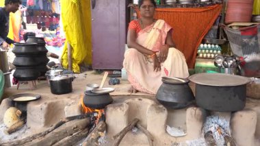 NAGPUR, MAHARASHTRA, INDIA, 25 Ocak 2023: Kadınlar, eski mutfağın kırsal kesimlerinde odun kullanarak taze yemek pişiriyor ve pişiriyor.