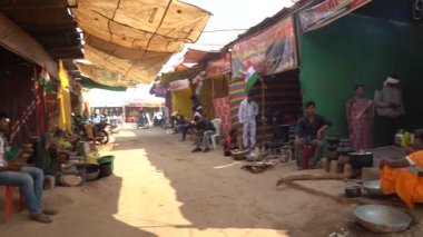 NAGPUR, MAHARASHTRA, INDIA 25 HAZİRAN 2023: Geleneksel malları kırsal köy fuarında kırsal halka satan tedarikçi