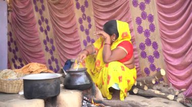 NAGPUR, MAHARASHTRA, INDIA, 25 Ocak 2023: Kadınlar, eski mutfağın kırsal kesimlerinde odun kullanarak taze yemek pişiriyor ve pişiriyor.