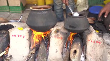 Kırsal Vintage Kitchen Yemek Pişirmek için Dünya 'daki Odun Odunlarını Kullanıyor.