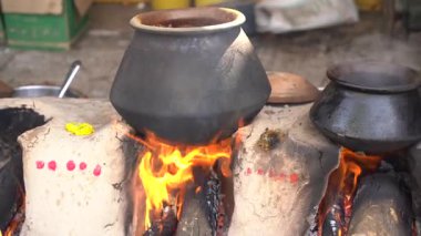 Kırsal Vintage Kitchen Yemek Pişirmek için Dünya 'daki Odun Odunlarını Kullanıyor.