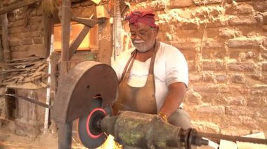 NAGPUR, MAHARASHTRA, INDIA, 25 Ocak 2023: Hindistan 'daki Sawmill' de kereste kesen işçi.