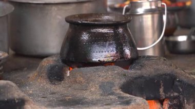 Kırsal Vintage Kitchen Yemek Pişirmek için Dünya 'daki Odun Odunlarını Kullanıyor.