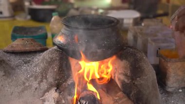 Kırsal Vintage Kitchen Yemek Pişirmek için Dünya 'daki Odun Odunlarını Kullanıyor.