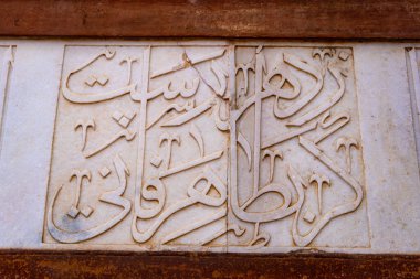 Sikandra, Agra, Uttar Pradesh, Hindistan 'daki Akbar mezarı' ndaki Büyük Akbar Mezarı 'nın Renkli İç mimarisi.