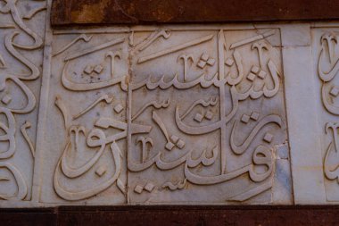 Sikandra, Agra, Uttar Pradesh, Hindistan 'daki Akbar mezarı' ndaki Büyük Akbar Mezarı 'nın Renkli İç mimarisi.