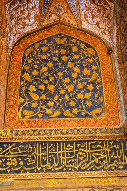 Sikandra, Agra, Uttar Pradesh, Hindistan 'daki Akbar mezarı' ndaki Büyük Akbar Mezarı 'nın Renkli İç mimarisi.