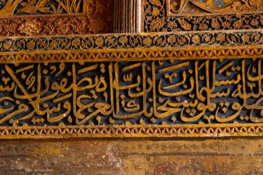 Sikandra, Agra, Uttar Pradesh, Hindistan 'daki Akbar mezarı' ndaki Büyük Akbar Mezarı 'nın Renkli İç mimarisi.