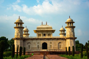 Itmad-Ud-Daulah 'ın mezarı olarak adlandırılan mücevher kutusu veya Bebek Taj, Agra, Uttar Pradesh, Hindistan' da yer almaktadır..
