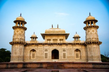 Itmad-Ud-Daulah 'ın mezarı olarak adlandırılan mücevher kutusu veya Bebek Taj, Agra, Uttar Pradesh, Hindistan' da yer almaktadır..