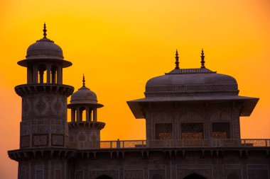 Itmad-Ud-Daulah 'ın mezarı olarak adlandırılan mücevher kutusu veya Bebek Taj, Agra, Uttar Pradesh, Hindistan' da yer almaktadır..