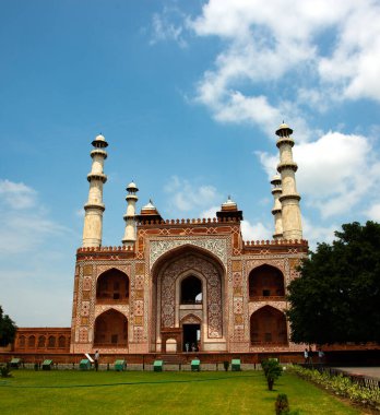 Agra, Uttar Pradesh, Hindistan 'daki Büyük Akbar Mezarı' na giden kapı.,