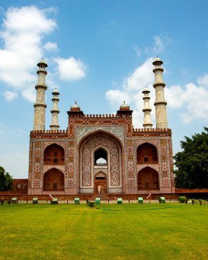 Agra, Uttar Pradesh, Hindistan 'daki Büyük Akbar Mezarı' na giden kapı.,