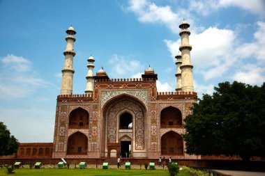 Agra, Uttar Pradesh, Hindistan 'daki Büyük Akbar Mezarı' na giden kapı.,